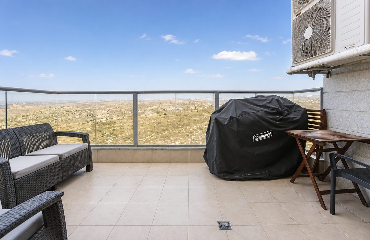 המרפסת, מול הנוף הפתוח